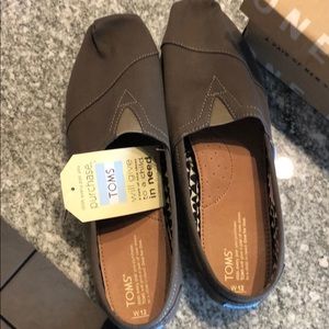 TOMS women size 12 canvas shoes.